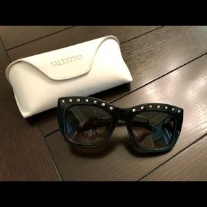 Valentino Rockstud sunglasses 🕶